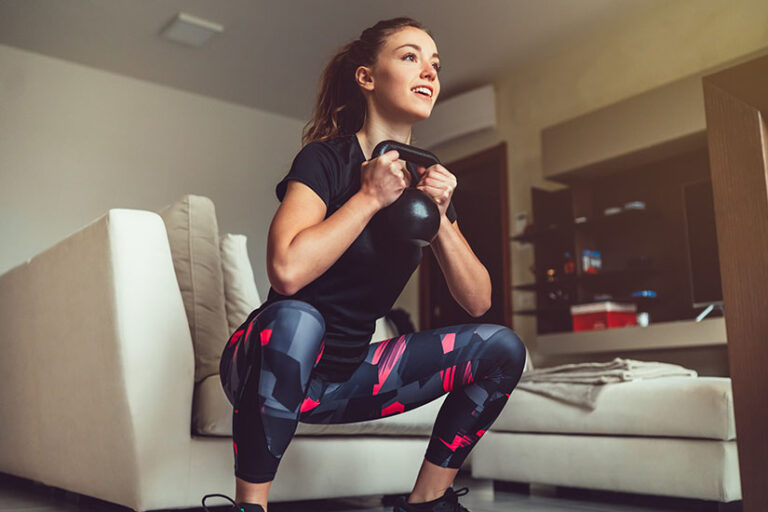 Kettlebells, mancuernas o balón medicinal, descubre las mejores herramientas para entrenar en casa.