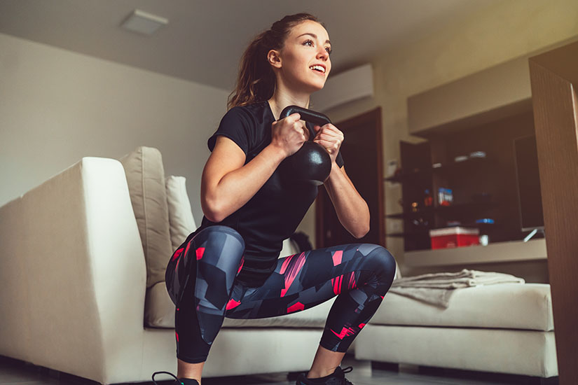 Kettlebells, mancuernas o balón medicinal, descubre las mejores herramientas para entrenar en casa. Kettlebells, mancuernas o balón medicinal, descubre las mejores herramientas para entrenar en casa.